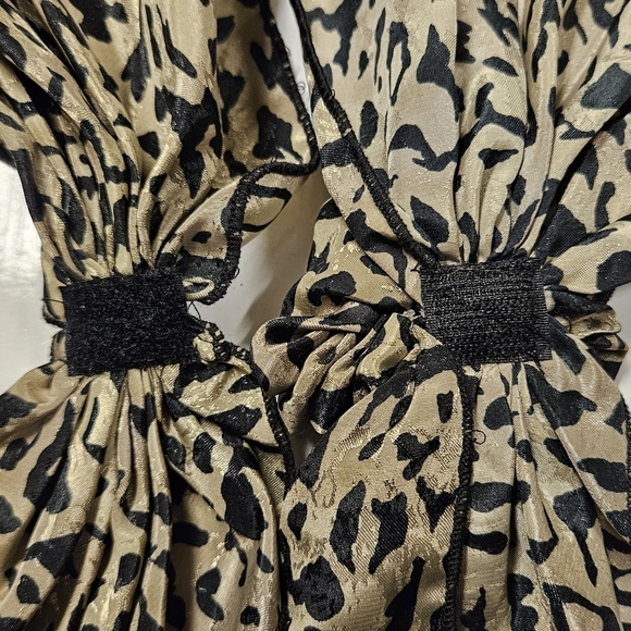 Vintage leopard jaguars tiger print like silk sheer Beige gold tone scraft - Picture 8 of 8